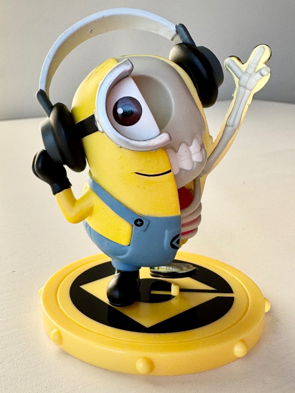 Freeny's Hidden Dissectible DJ CARL Minions Vacay Edition Blind Box Stand Loose